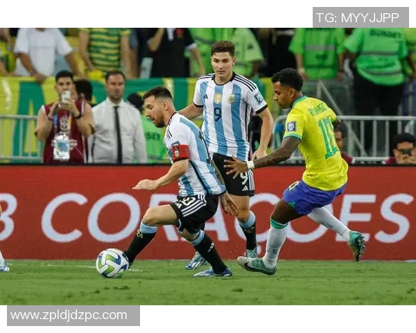 足球明星在比赛中失控砸东西引发热议视频曝光引发球迷广泛讨论